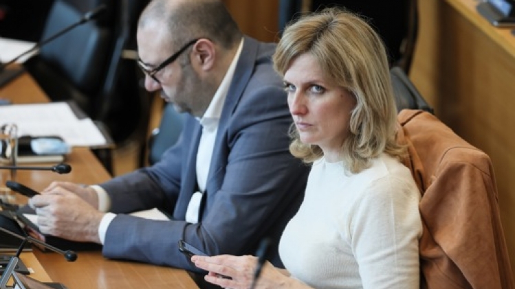 Borsus salue l'assouplissement des règles; une décision scandaleuse selon Tellier