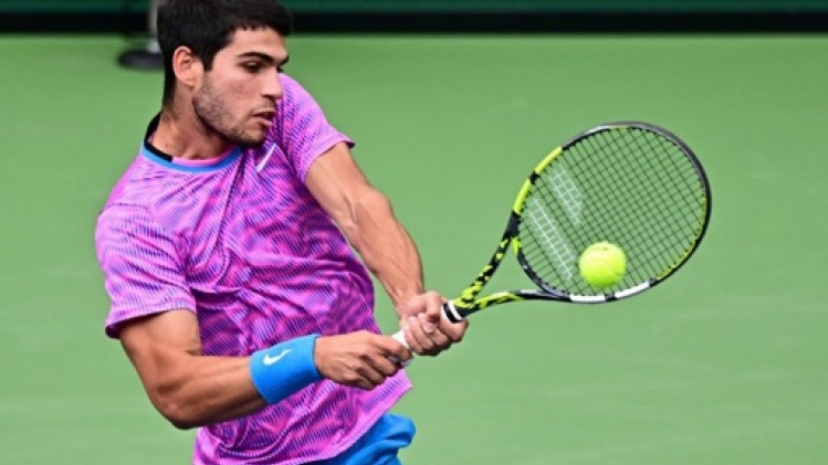 Carlos Alcaraz conserve son titre en écartant encore Daniil Medvedev en finale