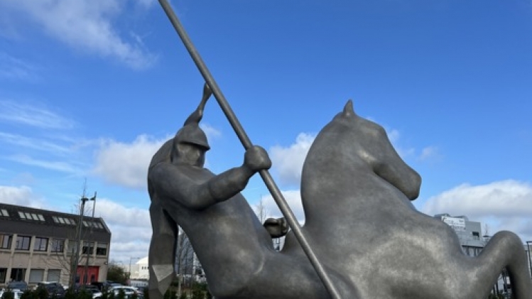 Une œuvre d'art en l'honneur du Doudou sur la nouvelle place des Congrès à Mons