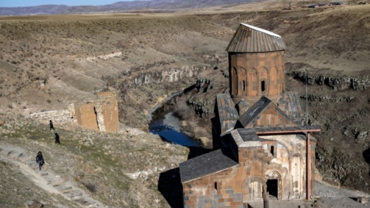 Sur les ruines de l'ancienne cité d'Ani, pont entre Turcs et Arméniens