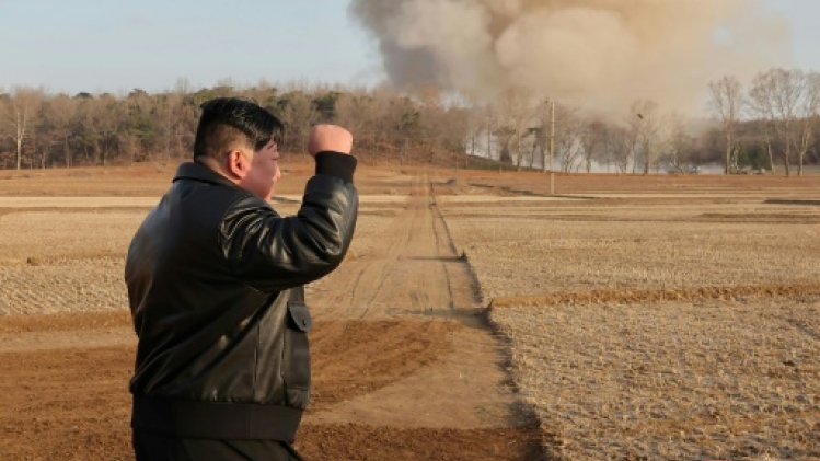 Corée du Nord: Kim supervise des tirs de lance-roquettes de très grande taille