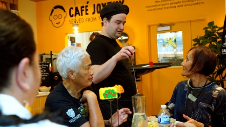 A New York, un café français offre un emploi aux personnes autistes et trisomiques