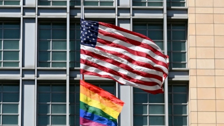 Le drapeau LGBT devrait bientôt être interdit sur les ambassades américaines