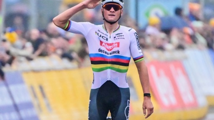 Mathieu van der Poel s'impose en démonstration à Harelbeke devant Stuyven et van Aert