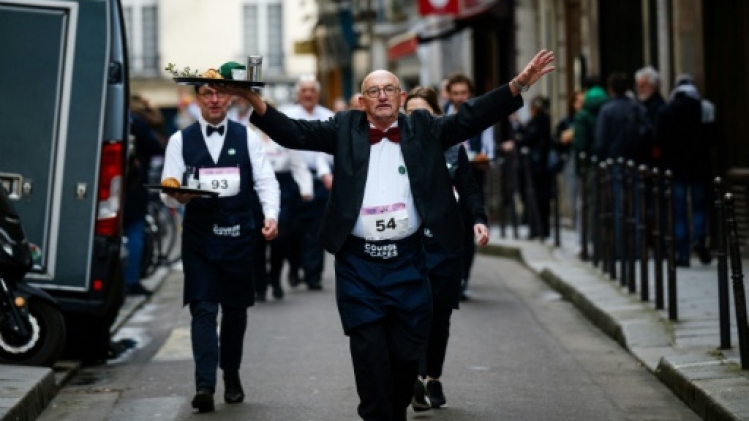 En attendant les JO, les garçons de café font la course dans les rues de Paris