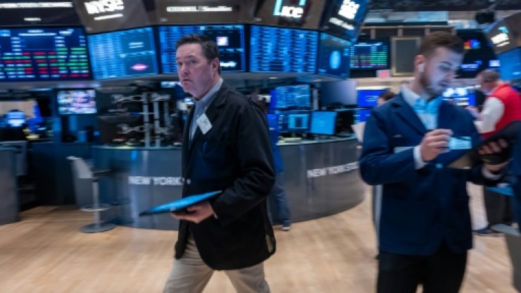 Wall Street en baisse, tendue par les banquiers centraux et le Moyen-Orient