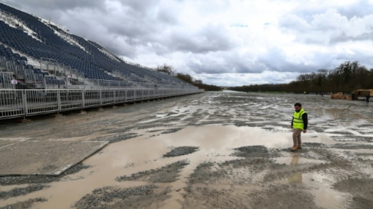 Au château de Versailles, de l'or, de la terre et des tractopelles pour accueillir les JO d'équitation