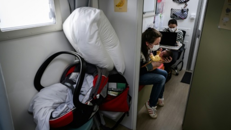 Dans la campagne auvergnate, un camion médical à la rencontre des femmes enceintes