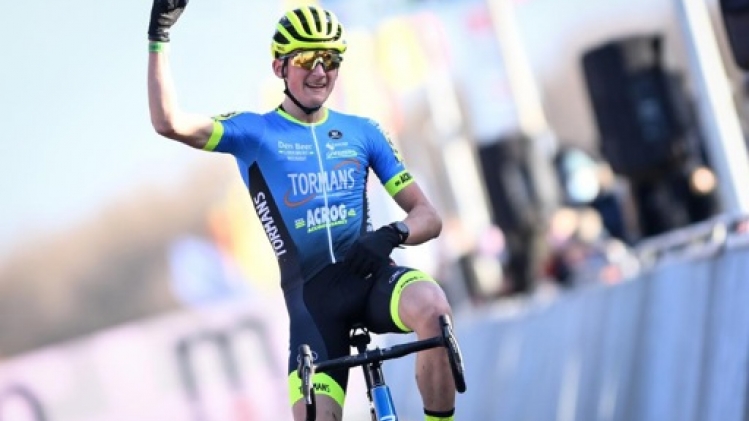 Axel Van den Broek sur le podium des juniors derrière deux Slovènes