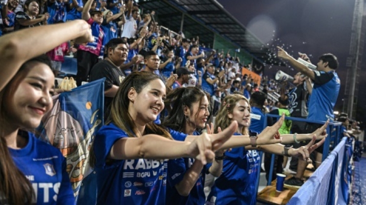 Calme et belle: les dernières hôtesses du football thaïlandais sur le terrain des préjugés