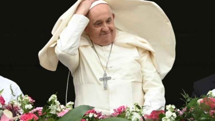 Pâques: le pape plaide pour la paix et s'offre un bain de foule