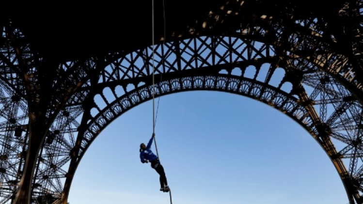 A la tour Eiffel, Anouk Garnier bat le record du monde de grimper de corde