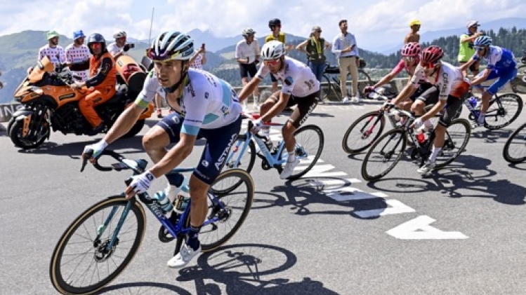 Alexey Lutsenko enlève la 3e étape et prend le maillot bleu