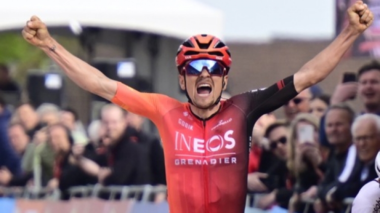 Tom Pidcock s'impose dans un sprint réduit devant Marc Hirschi et Tiesj Benoot
