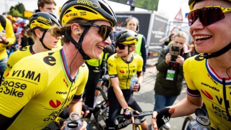 La lauréate Marianne Vos console une Lorena Wiebes déçue: J'ai de la peine pour elle