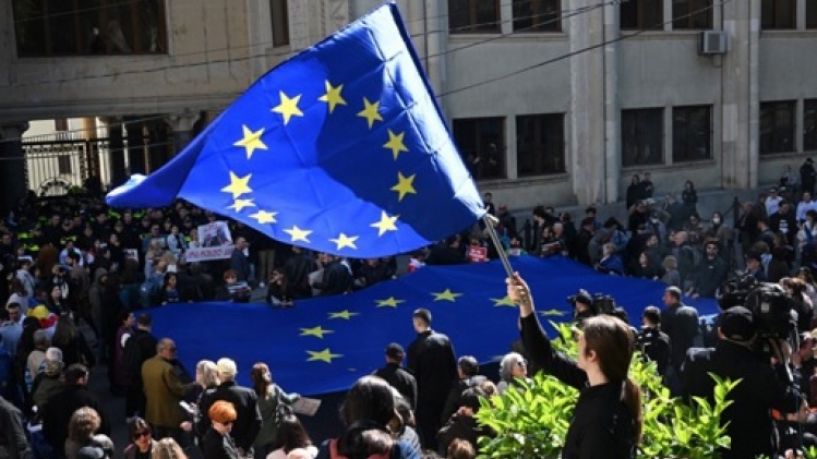 Géorgie: 10.000 manifestants à Tbilissi contre la loi sur les agents de l'étranger
