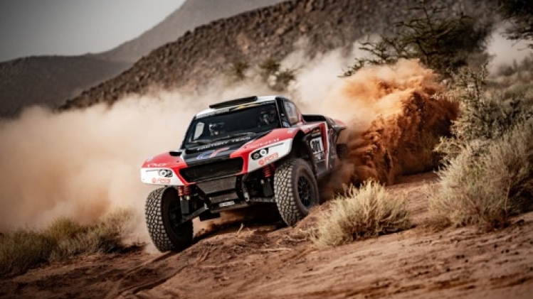 Victoires du Français Mathieu Serradori en auto et d'Igor Bouwens en camion
