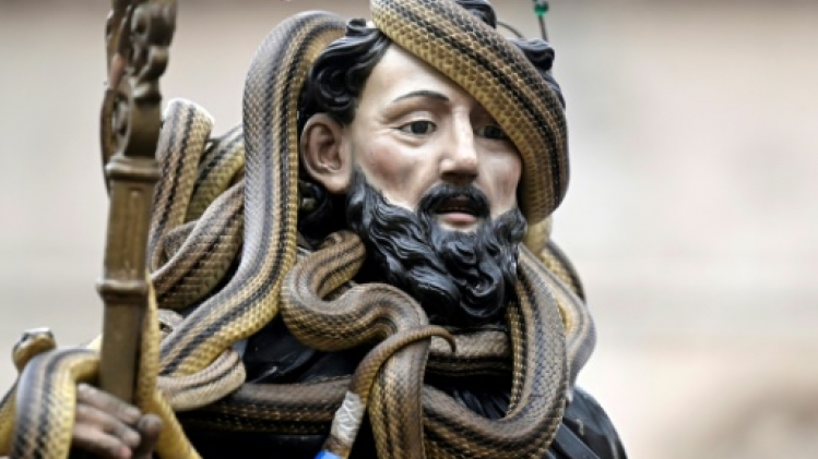 Des serpents au centre d'une procession le 1er mai en Italie