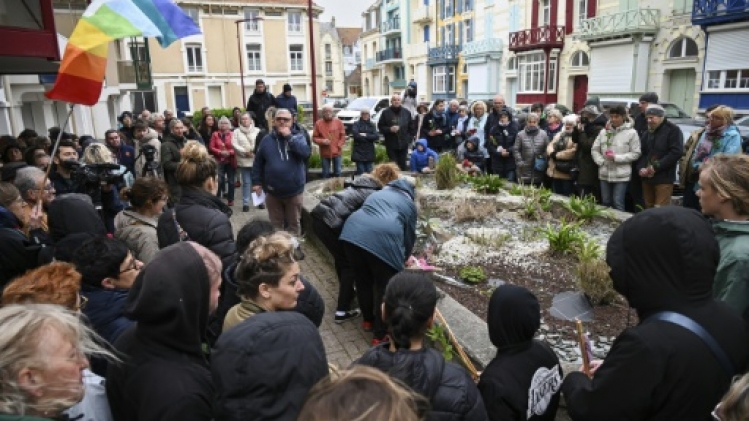 Pas-de-Calais: 200 personnes rassemblées en hommage aux cinq migrants morts au large de Wimereux