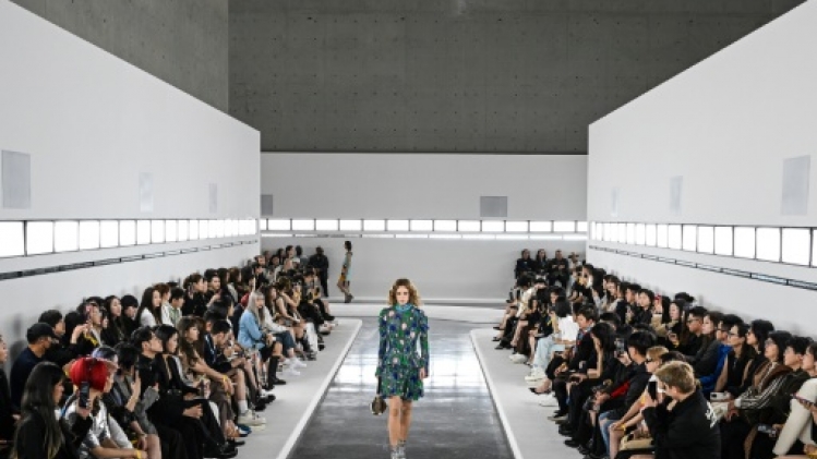 Dans une économie morose, le luxe fait les yeux doux aux clients chinois