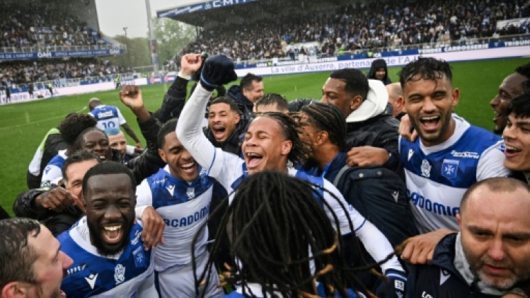 Ligue 2: Auxerre virtuellement en L1, Saint-Etienne freiné