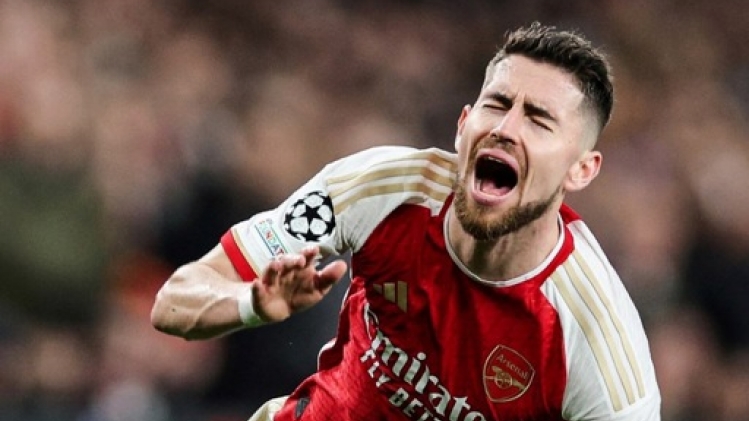 Le milieu de terrain italien Jorginho prolonge son contrat avec Arsenal