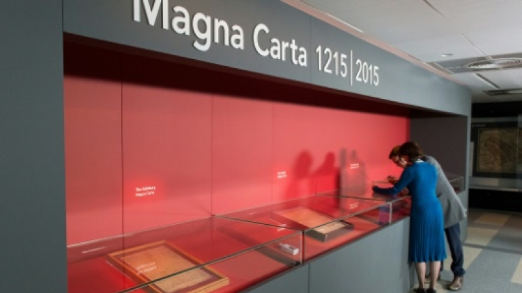 Deux octogénaires de Just Stop Oil endommagent la vitrine de la Magna Carta