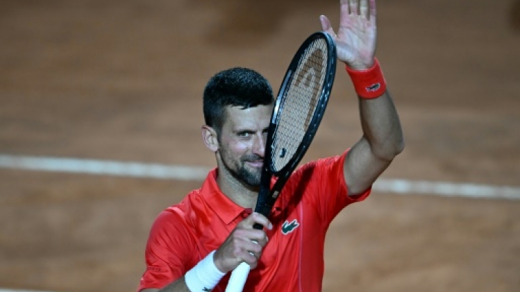 Rome: Djokovic réussit sa rentrée, puis reçoit une gourde sur la tête en sortant du court