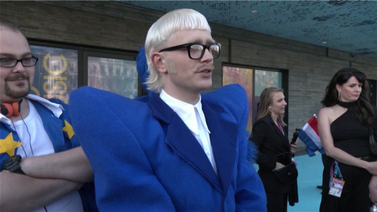 Le candidat néerlandais à l'Eurovision, Joost Klein, ne participera pas à la finale du concours. Selon un communiqué de l'organisation, celui-ci a finalement été évincé : L'artiste néerlandais Joost Klein ne participera pas à la grande finale du Concours Eurovision de la chanson de cette année. La police suédoise a enquêté sur une plainte déposée par une femme membre de l'équipe de production après un incident survenu après sa performance lors de la demi-finale de jeudi soir. Pendant que la procédure judiciaire suit son cours, il ne serait pas approprié qu'il continue à participer au Concours.