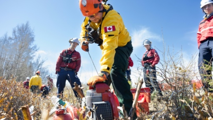 Avant une saison des feux redoutée, le Canada forme ses nouveaux pompiers