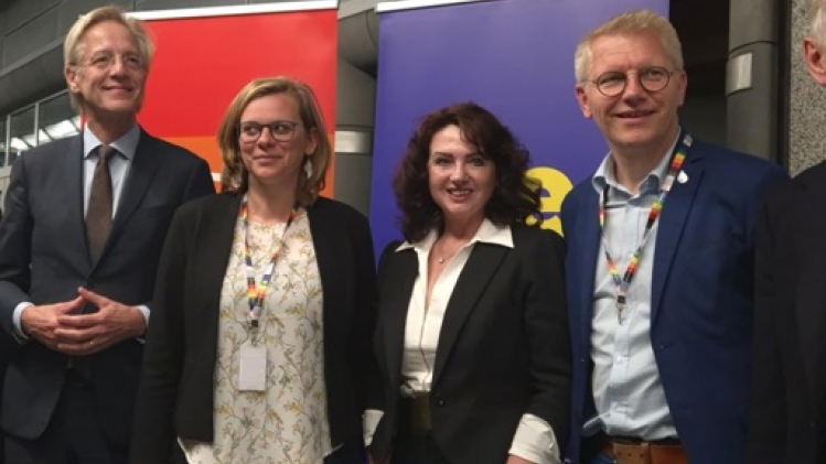 Le train arc-en-ciel de l'Europe à Bruxelles pour une déclaration des droits LGBTQI+