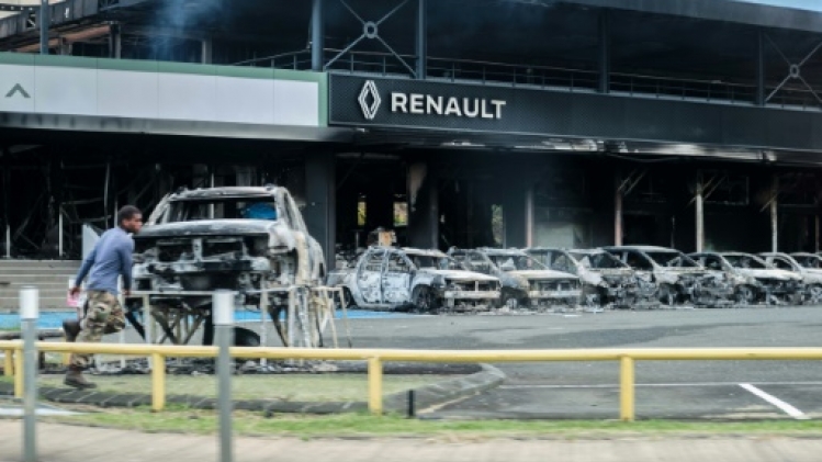 Nouvelle-Calédonie: les débats s'étirent à l'Assemblée, tensions et couvre-feu décrété dans l'archipel