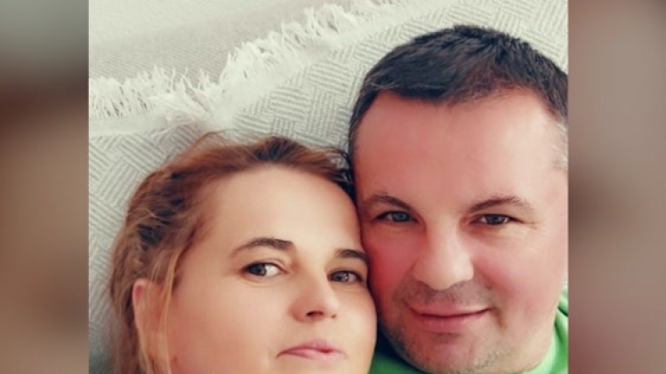 La compagne du camionneur roumain, qui a été tué vendredi dernier par une plaque d'égout jetée d'un pont, témoigne dans le quotidien flamand, Het Laatste Nieuws. Elle était aux côtés de la victime et a réussi à arrêter le poids lourd.