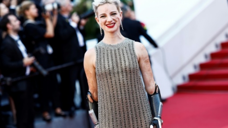 Bebe Vio, star paralympique, sur le tapis rouge à Cannes