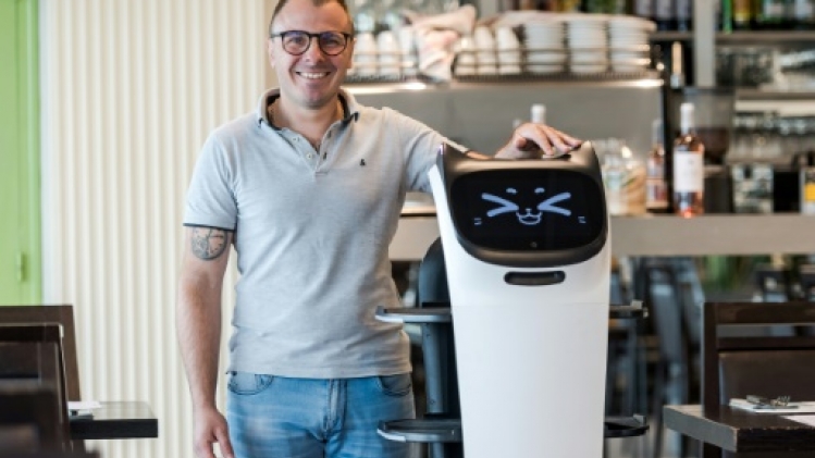 Faute de candidats, un restaurateur du Lot embauche un robot-serveur