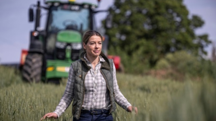 Européennes: la campagne à double titre de l'agricultrice LR Céline Imart