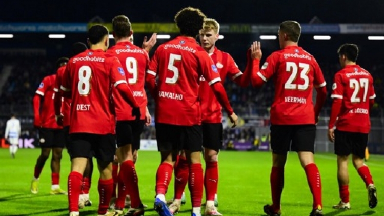 Le PSV termine sur une victoire 3-1 sur Waalwijk, qui se maintient malgré la défaite