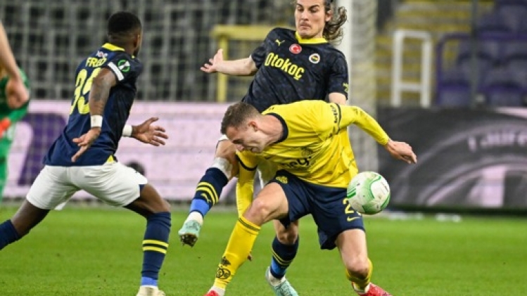 Fenerbahçe garde l'espoir de titre en faisant tomber le leader Galatasaray sur son terrain