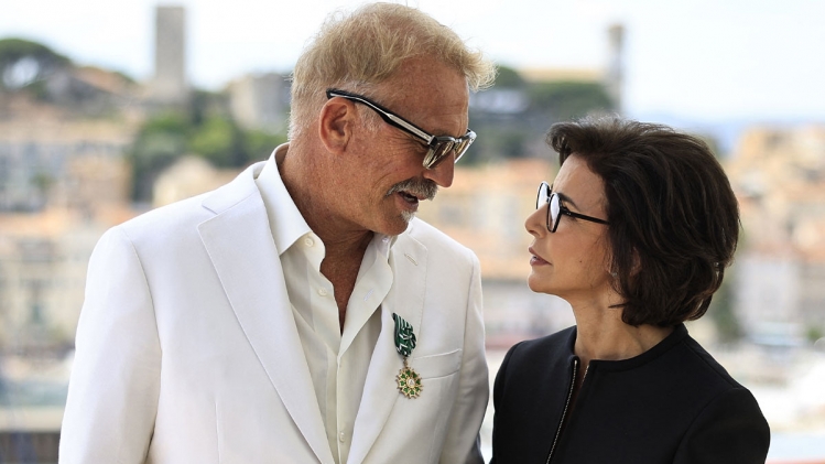 Festival de Cannes: la ministre de la Culture, Rachida Dati, déclare sa flamme à Kevin Costner lors d'une remise de prix très spéciale | RTL Info