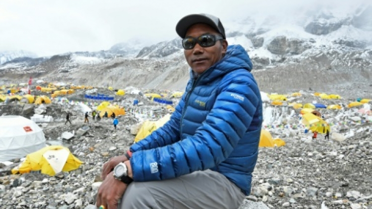 Le Népalais Kami Rita Sherpa au sommet de l'Everest pour la 30e fois, un record mondial
