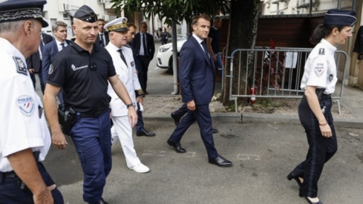 Macron promet de ne pas passer en force et un point d'étape d'ici un mois