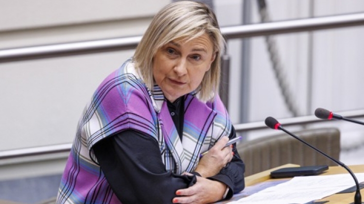 Hilde Crevits réduit fortement sa campagne après l'hospitalisation de sa mère