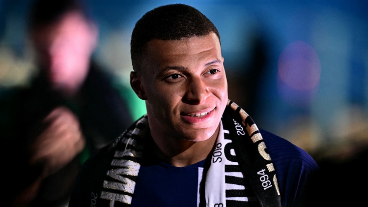 Kylian Mbappé célébrant le titre de Champion de France 2024 avec le PSG.