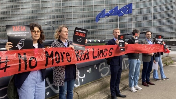 Trop de lignes rouges ont été franchies à Gaza, insiste Oxfam Belgique lors d'une action