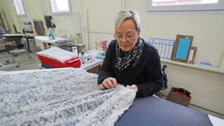 Symbole de luxe, la dentelle de Calais-Caudry lutte pour perpétuer son savoir-faire
