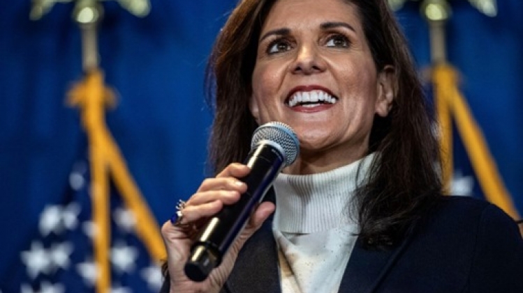 Nikki Haley photographiée en écrivant Achevez-les sur un obus israélien