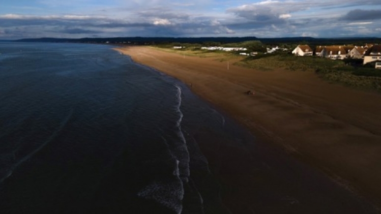 Une frise représentant les cinq plages du débarquement exposée à la Bourse de Bruxelles