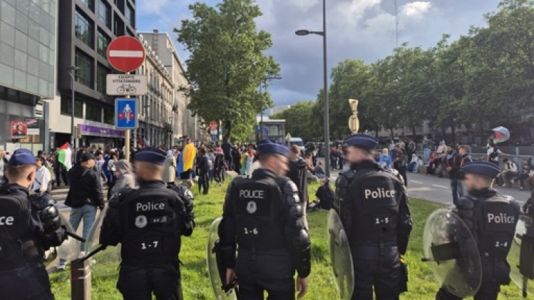 Plusieurs centaines de personnes manifestent devant l'ambassade américaine à Bruxelles