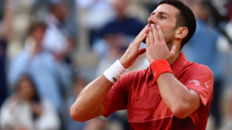 Roland-Garros: Djokovic passe mais se blesse