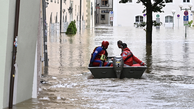 Des secouristes à&nbsp;Passau, le 4 juin 2024.